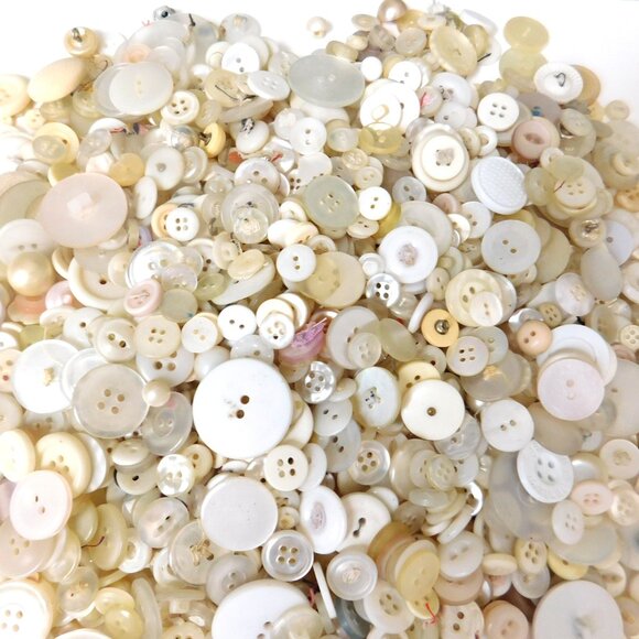 Lot of 2 lbs Plastic Acrylic White Ivory Beige Clear Cream Buttons - Picture 3 of 6